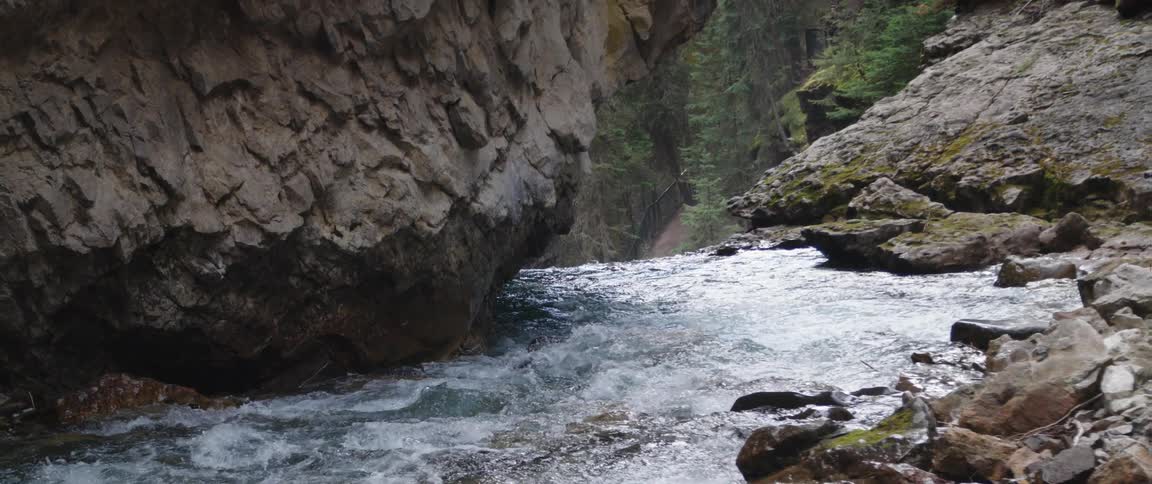 The rapids move towards the cliff