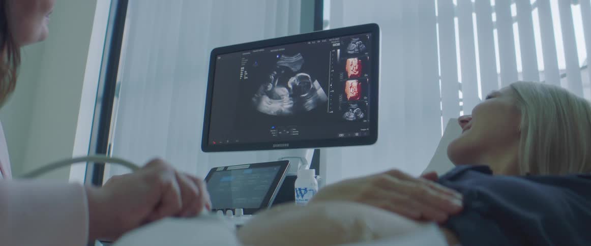A pregnant woman is having a sonogram