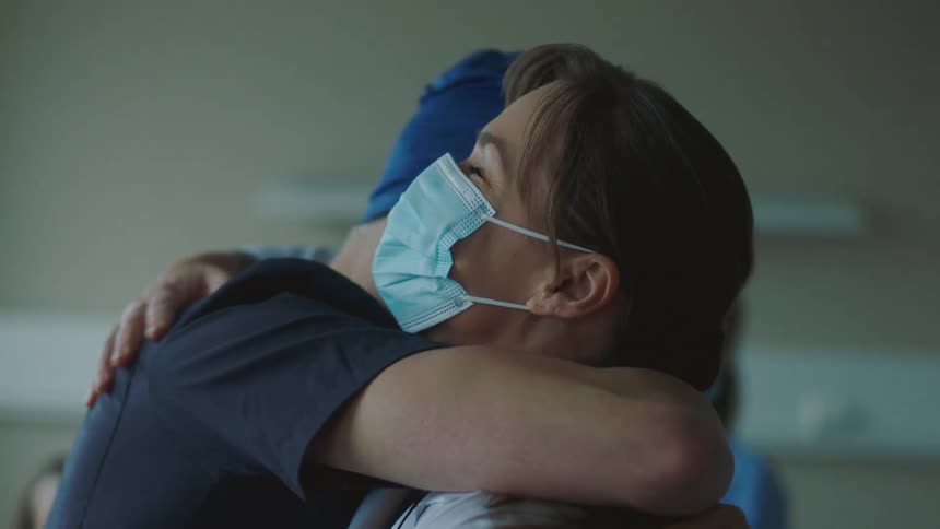 A patient hugs the doctor in the hospital