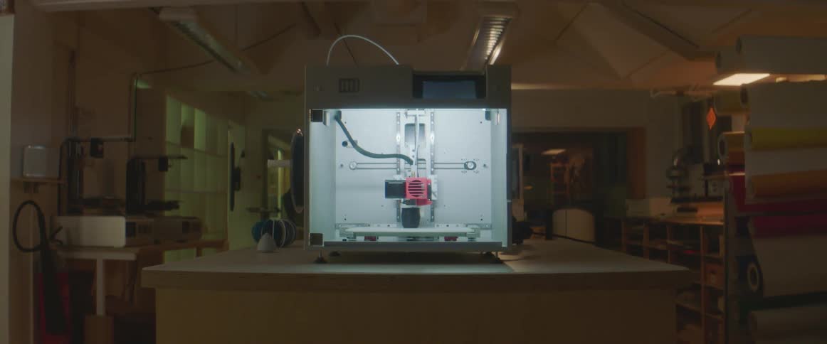 A 3d printer is making a cup