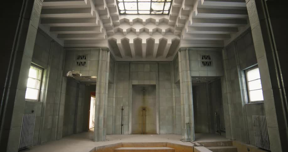 An empty room is displayed at midday