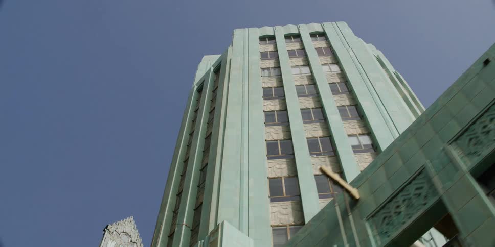 A view of a large building in a city