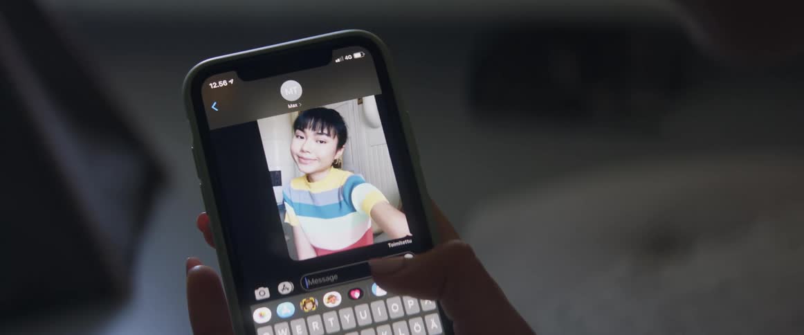 Man asks woman to send picture and woman sends selfie on smartphone