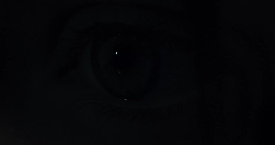 A light moves over a blue eye