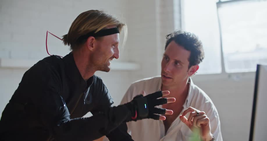 Two men are communicating together in a room