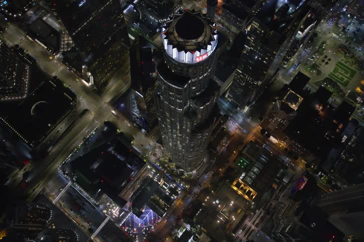 The us bank tower in los angeles lit and glowing at night