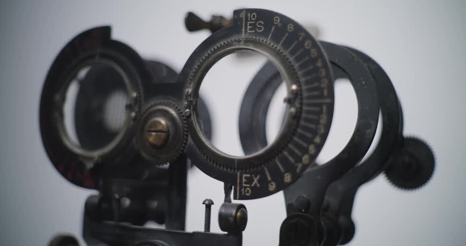 Antique eye testing device