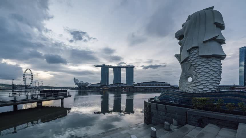 Time lapse of the merlion park statue in front of marina bay sands