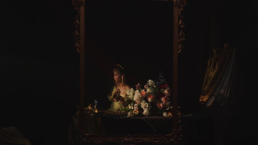 A mirror is posing for the camera in a mirror