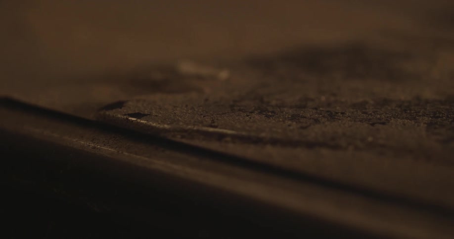 Brown particles moving towards the edge of the table