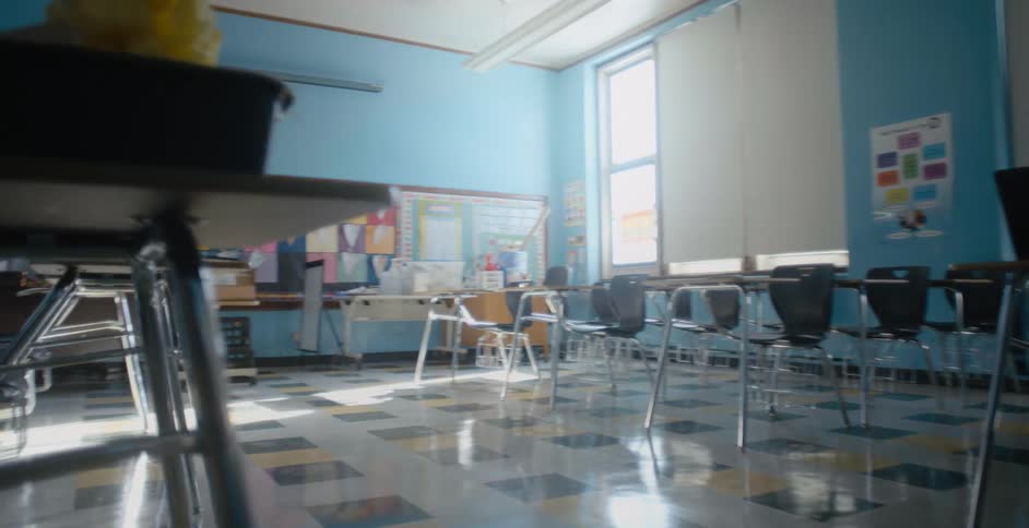 Desks and chairs sitting in a classroom