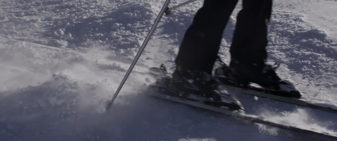 Snow spraying out under skis