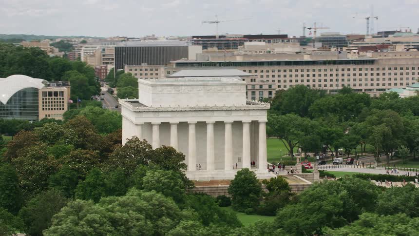 The lincoln memorial building in washington dc on a cloudy day