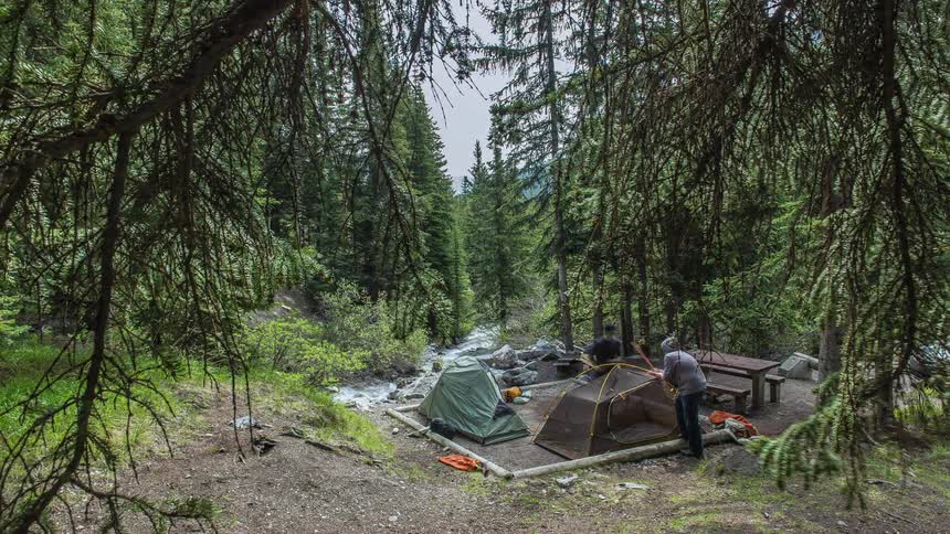 People setup tent