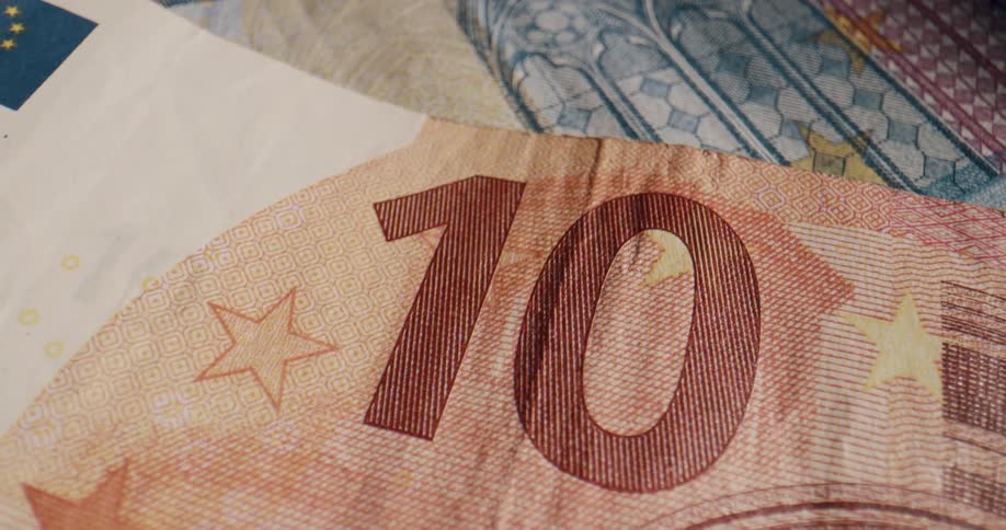 The value designation number on a banknote