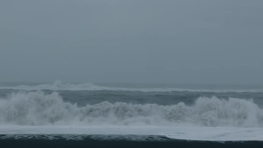 A view of waves crashing on the shore