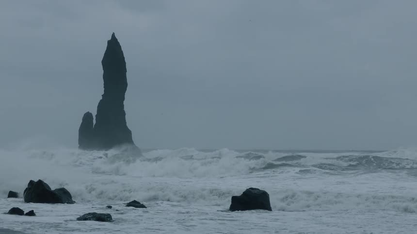 Ocean waves crashing in to the shore