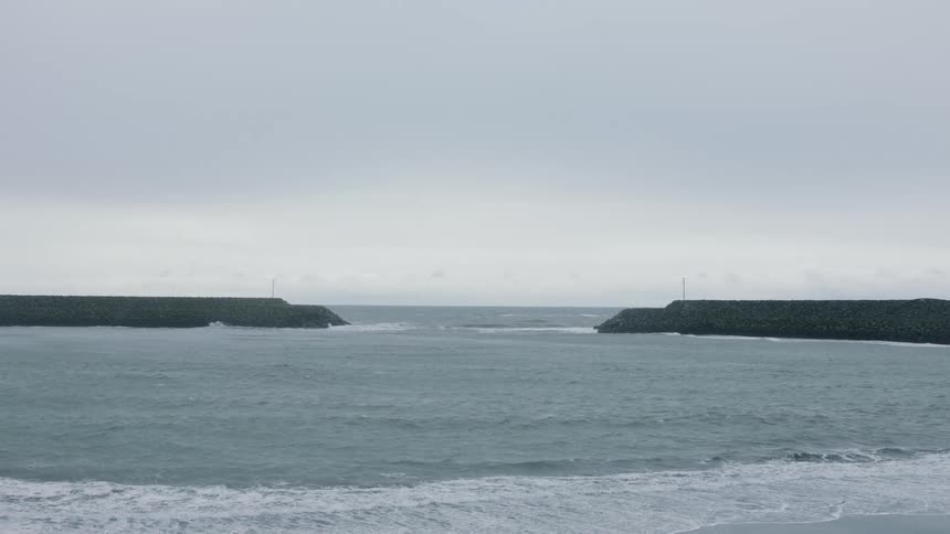 Landscape view of ocean waves rolling in to the shore