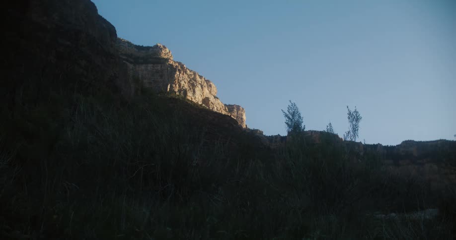 The wind flows over the mountain