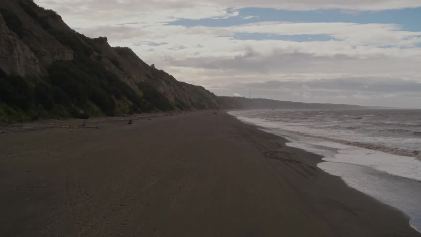 Ocean waves rolling in to the shore