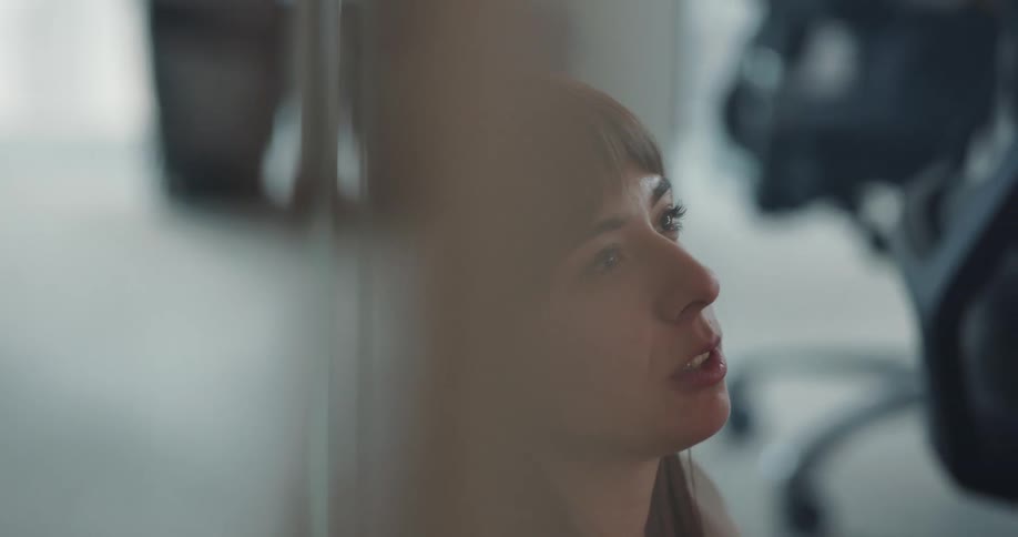 An employee is sitting in the office and talking to someone