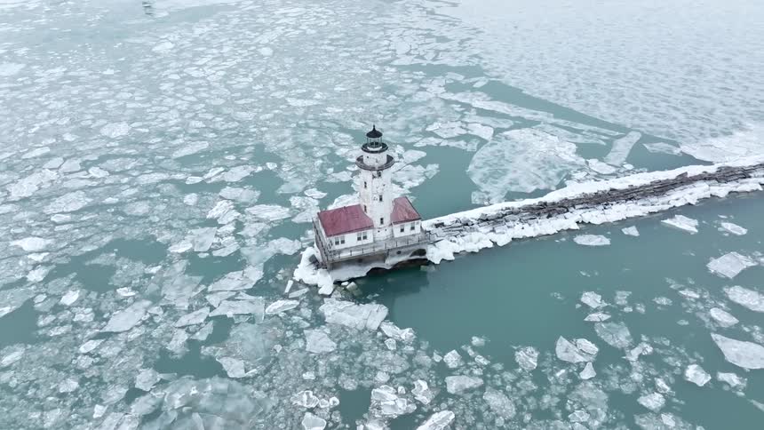 Chicago lighthouse surrounded by ice