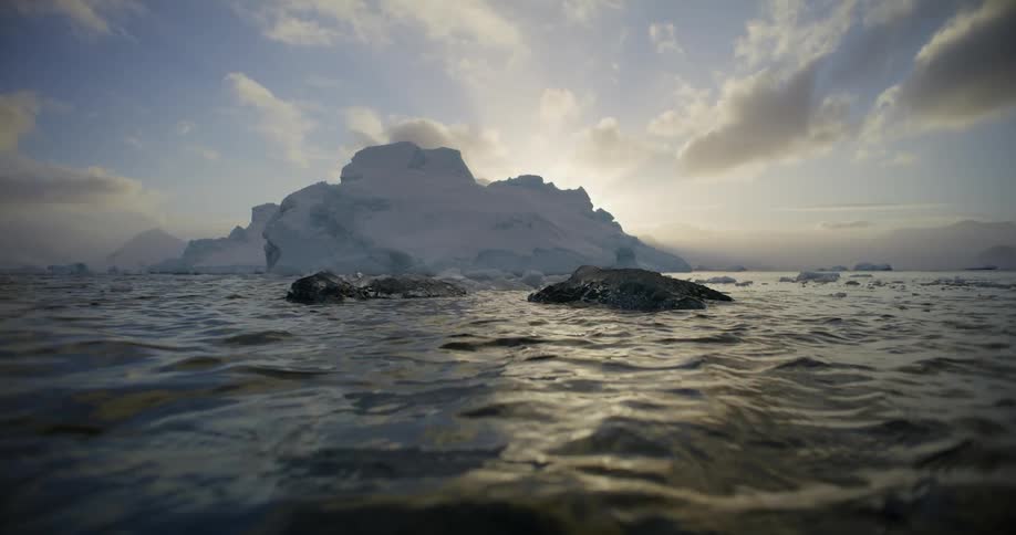A look at sea waves moving very gently