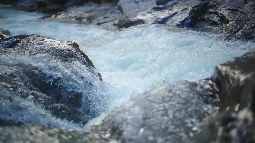 The stream flows over the rocks