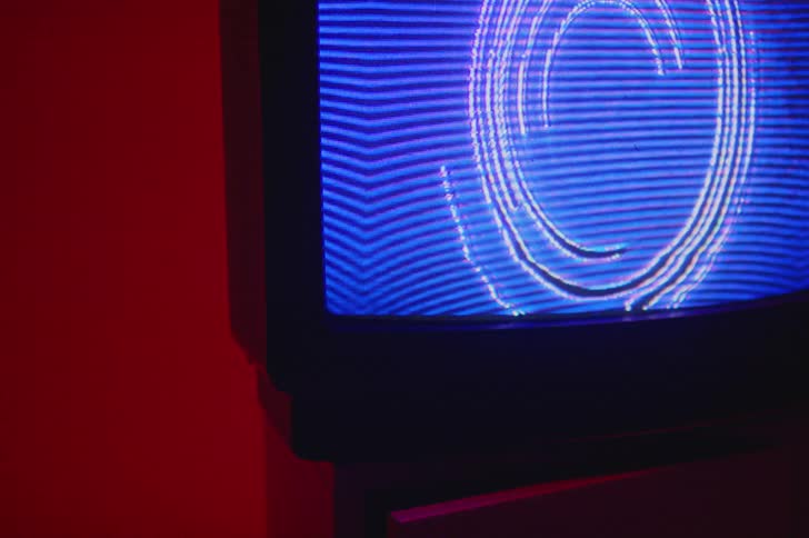A line moves in a circle on a television screen