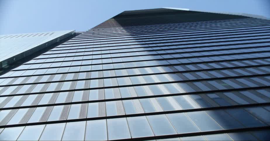 The tall building reaches into the sky