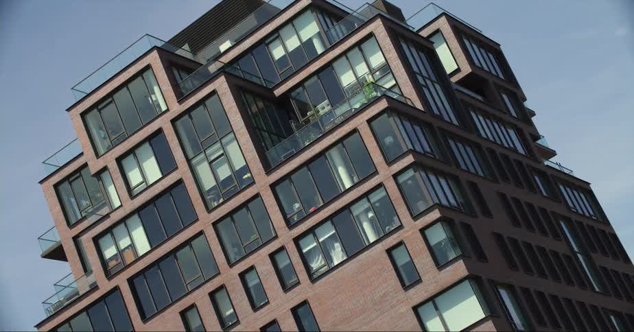 Twisting footage of the top floors of a skyscraper in new york city at daytime