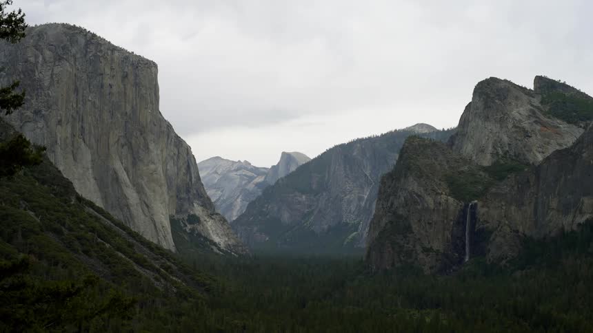 Tunnel view in yosemite national park on a cloudy day