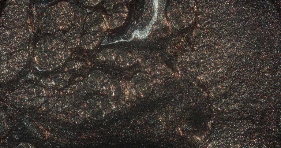 Metallic mixture filled with glitter ripples and flows