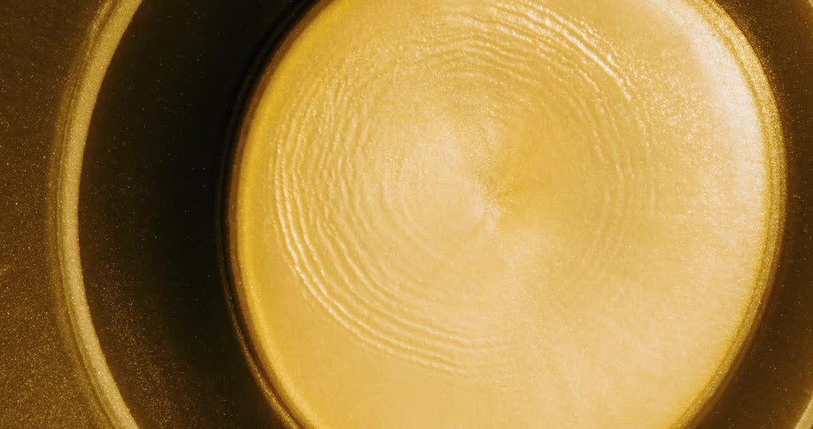 The ring of gold and yellow color move around