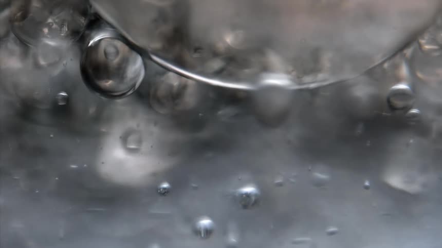 Flowing droplets of water