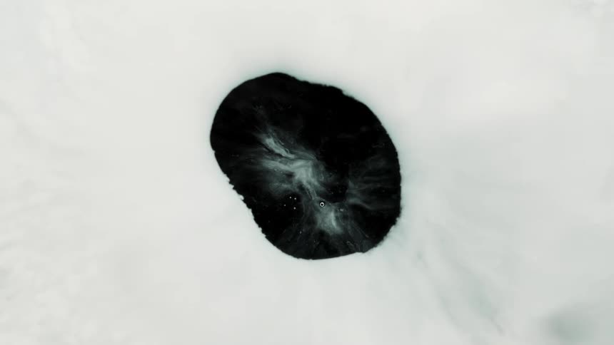 A pattern changes in a black circle against a white background