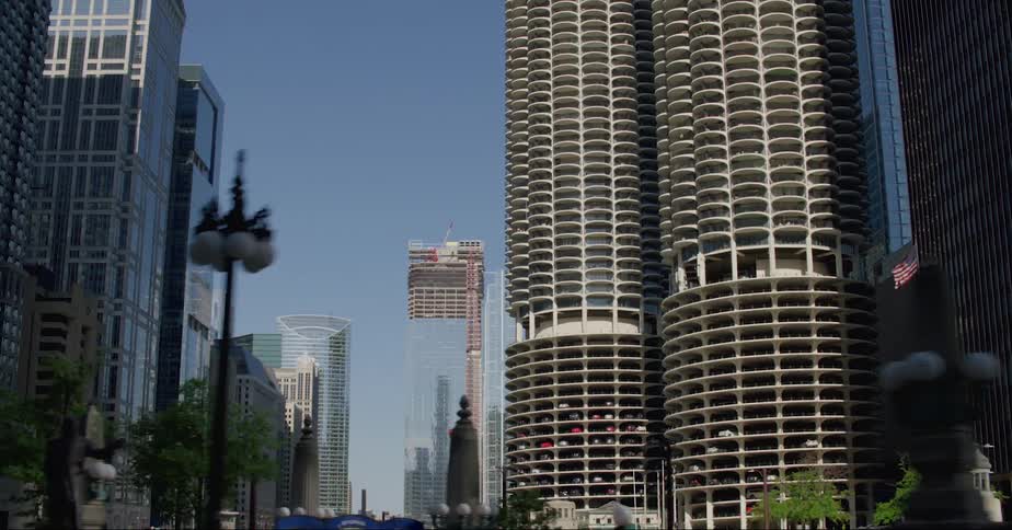 Marina city buildings in downtown chicago seen from a car driving on the street at morning