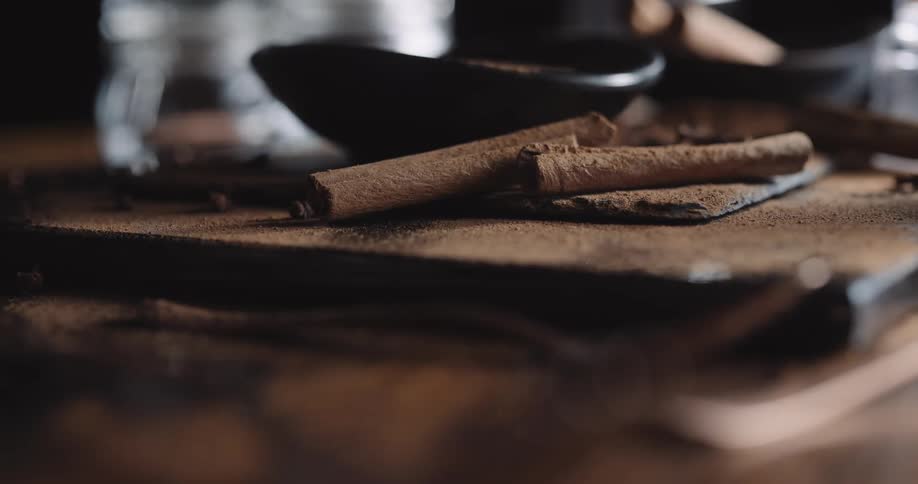 Close up of cinnamon sticks and powder