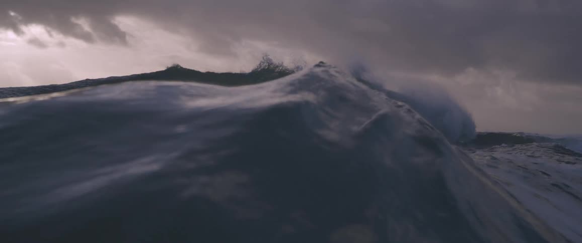 A view of waves crashing in the ocean