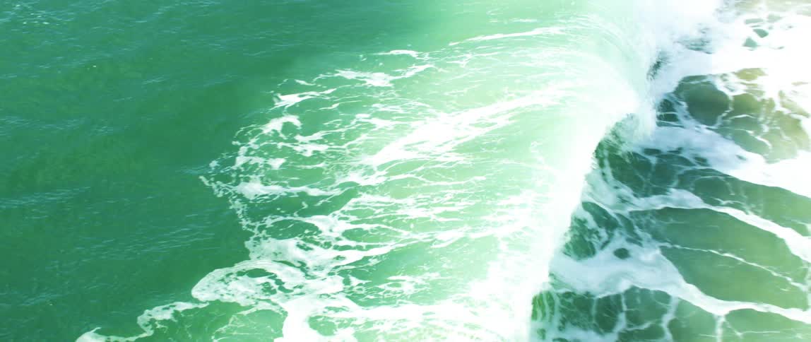 Ocean waves crashing