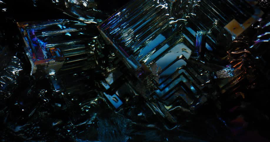 The light reflects on the crystal