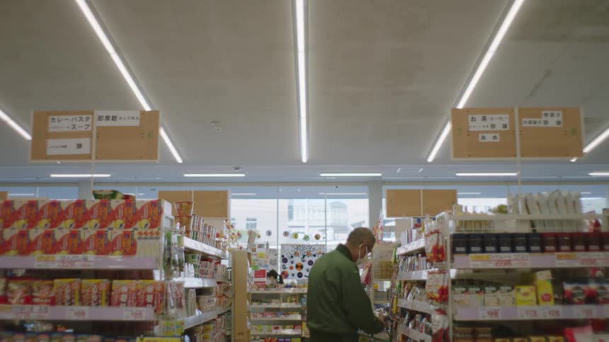 Man wearing a face mask buying groceries at the super market