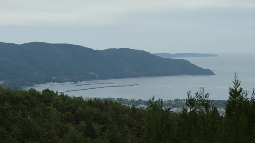 The ocean coast is displayed during the spring time