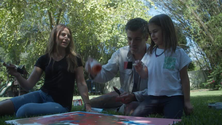 A family paint in the park