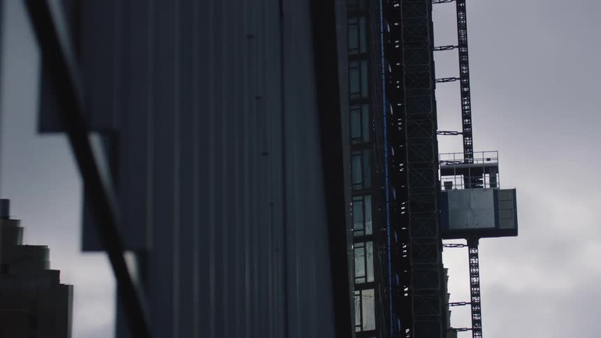 The lift move sup the building construction