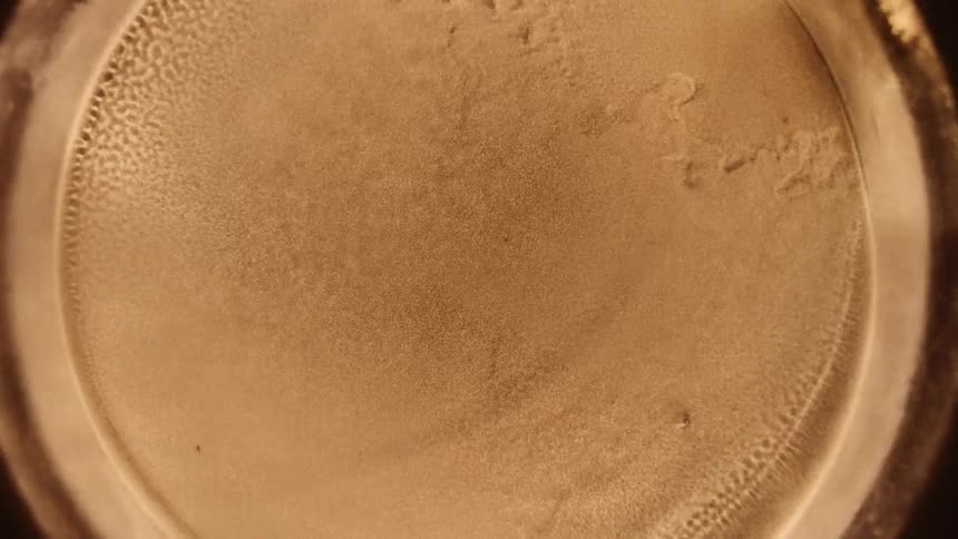The sand is vibrating fast