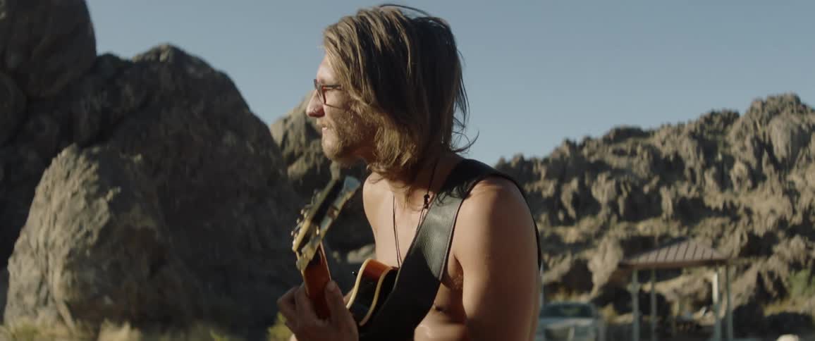 Man playing on a guitar