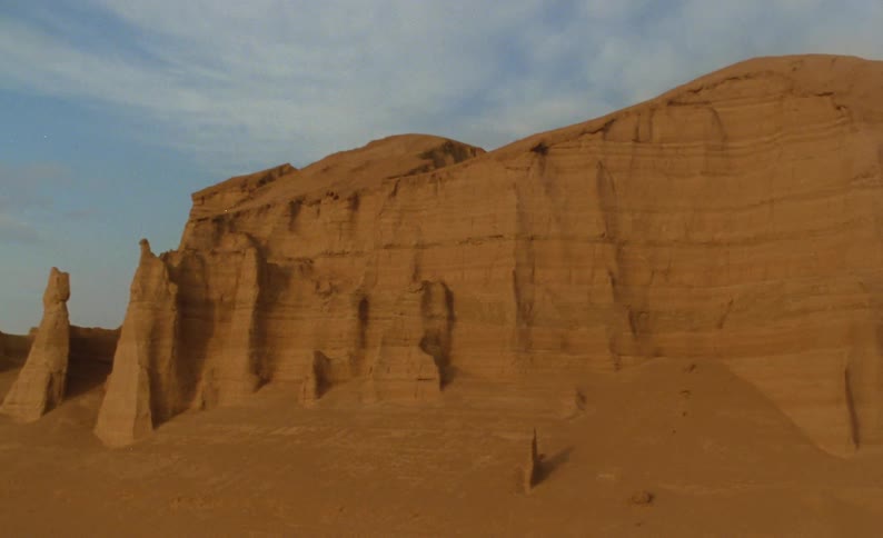 A mesa with sand