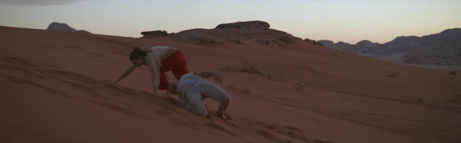 Ws desert barefoot man and woman crawling on desert desperate dehydrated