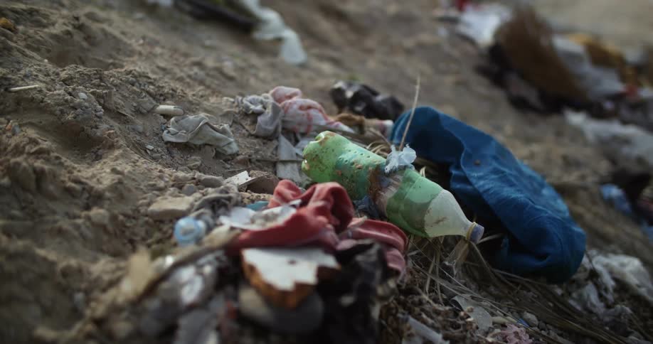 The wind is blowing the trash